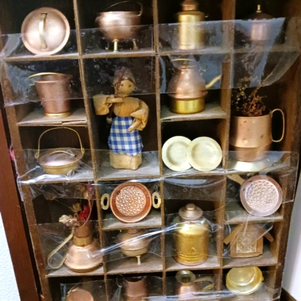 VINTAGE MINIATURE BRASS POTS IN HANGING WOODEN DISPLAY SHELF DECOR FUN